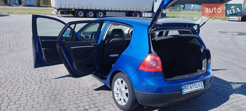 Хетчбек Volkswagen Golf 2004 в Рава-Руській