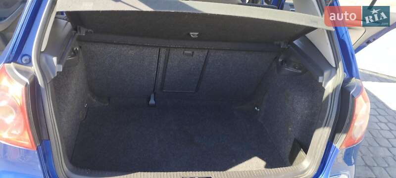 Хетчбек Volkswagen Golf 2004 в Рава-Руській
