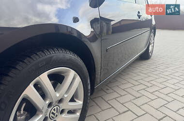 Хэтчбек Volkswagen Golf 2005 в 