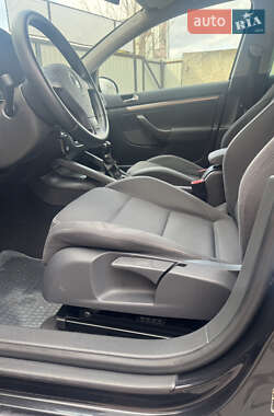 Хэтчбек Volkswagen Golf 2005 в 