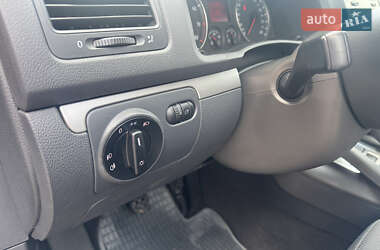 Хэтчбек Volkswagen Golf 2005 в 