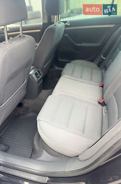 Хэтчбек Volkswagen Golf 2005 в 