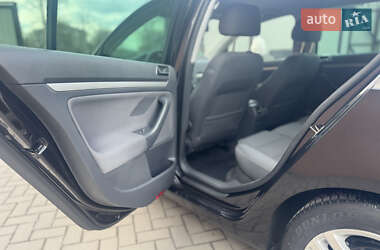 Хэтчбек Volkswagen Golf 2005 в 