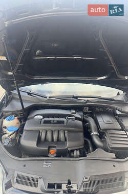 Хэтчбек Volkswagen Golf 2005 в 