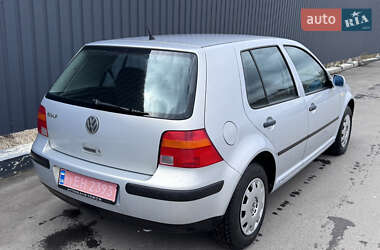 Хэтчбек Volkswagen Golf 2000 в 