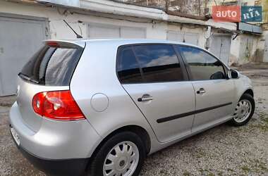 Хэтчбек Volkswagen Golf 2005 в 