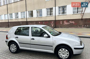 Хэтчбек Volkswagen Golf 2001 в 