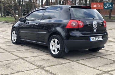Хэтчбек Volkswagen Golf 2005 в 