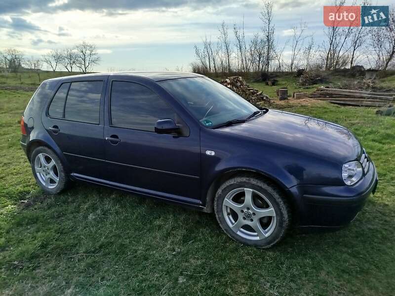 Хэтчбек Volkswagen Golf 2001 в Вендичанах