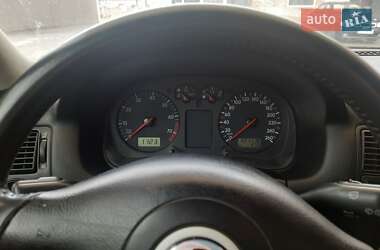 Хэтчбек Volkswagen Golf 2001 в 