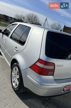 Хэтчбек Volkswagen Golf 2003 в 