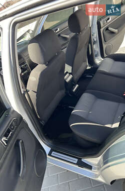Хэтчбек Volkswagen Golf 2003 в 