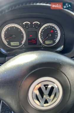 Хэтчбек Volkswagen Golf 2003 в 