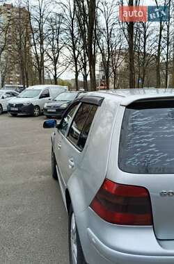 Хетчбек Volkswagen Golf 2001 в 