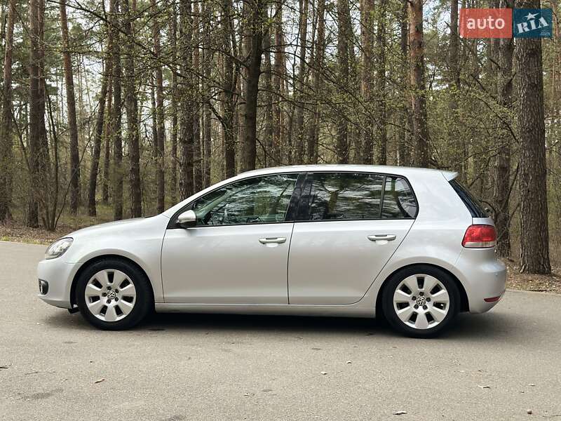 Хэтчбек Volkswagen Golf 2010 в Киеве