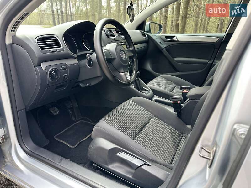 Хэтчбек Volkswagen Golf 2010 в Киеве