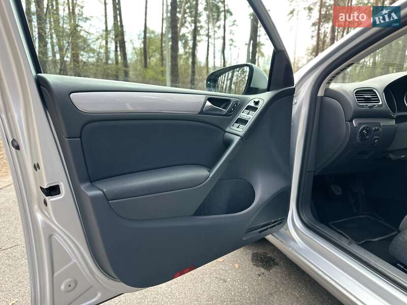 Хэтчбек Volkswagen Golf 2010 в Киеве