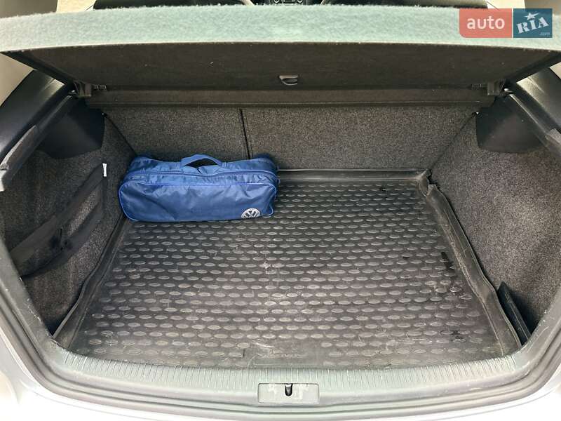 Хэтчбек Volkswagen Golf 2010 в Киеве