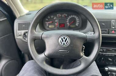 Хетчбек Volkswagen Golf 2001 в 