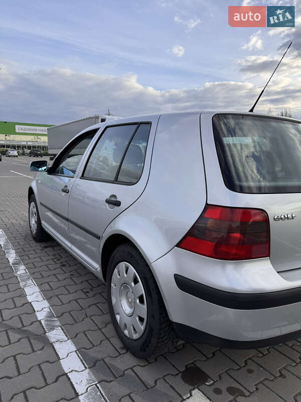Хэтчбек Volkswagen Golf 2001 в Черновцах