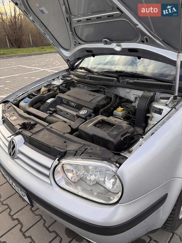Хэтчбек Volkswagen Golf 2001 в Черновцах