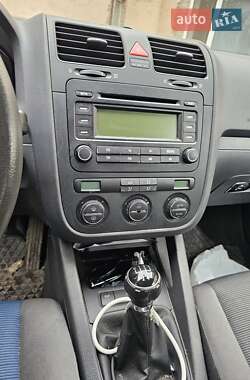 Хэтчбек Volkswagen Golf 2004 в 