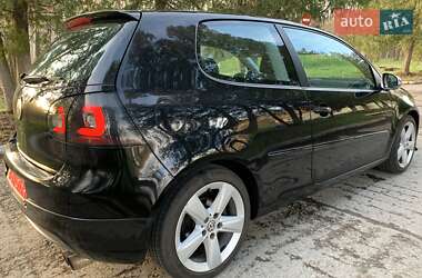 Хэтчбек Volkswagen Golf 2005 в 