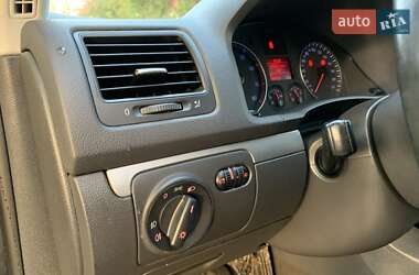 Хэтчбек Volkswagen Golf 2005 в 