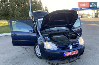 Хэтчбек Volkswagen Golf 2005 в 