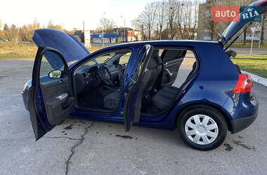 Хэтчбек Volkswagen Golf 2005 в 