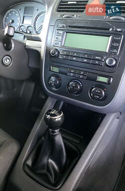 Хэтчбек Volkswagen Golf 2005 в 