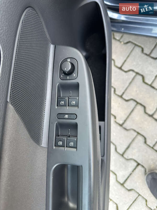 Хэтчбек Volkswagen Golf 2006 в Черновцах