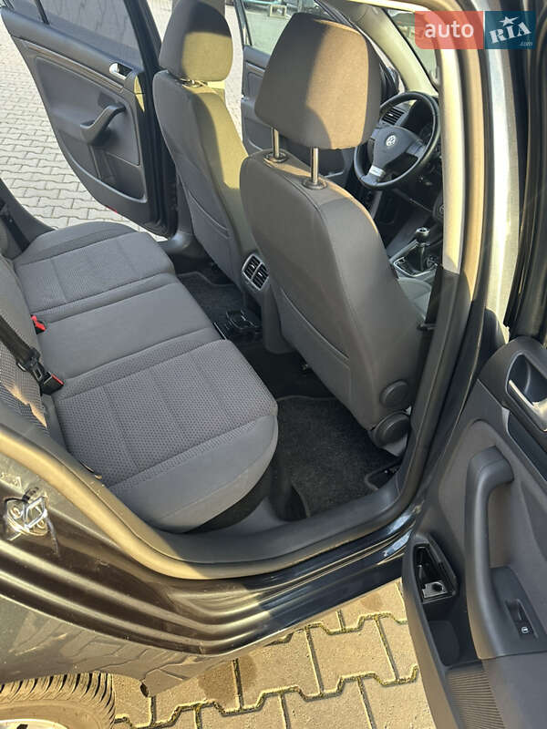 Хэтчбек Volkswagen Golf 2006 в Черновцах
