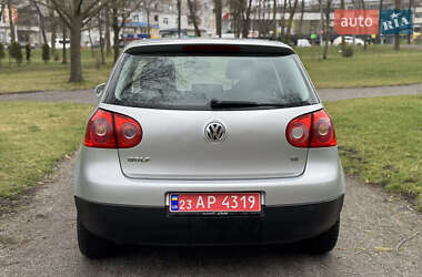 Хэтчбек Volkswagen Golf 2005 в 