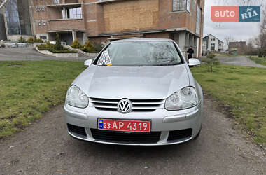 Хэтчбек Volkswagen Golf 2005 в 
