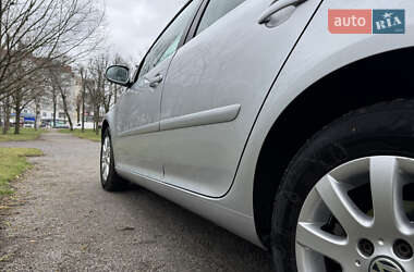 Хэтчбек Volkswagen Golf 2005 в 