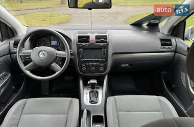 Хэтчбек Volkswagen Golf 2005 в 