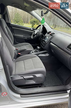 Хэтчбек Volkswagen Golf 2005 в 
