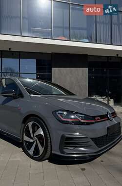 Хэтчбек Volkswagen Golf 2019 в 