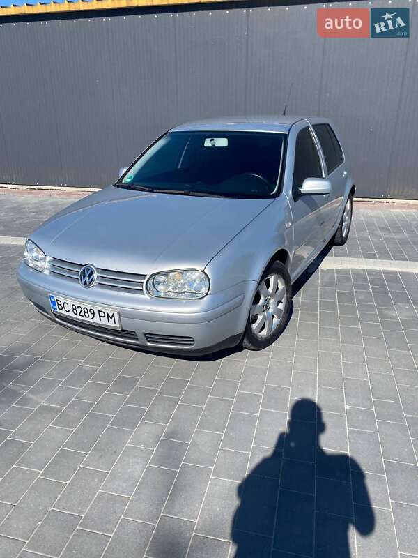 Хетчбек Volkswagen Golf 2003 в Мостиській