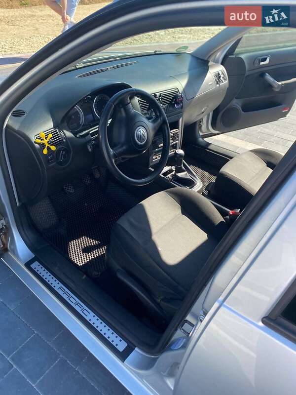 Хетчбек Volkswagen Golf 2003 в Мостиській