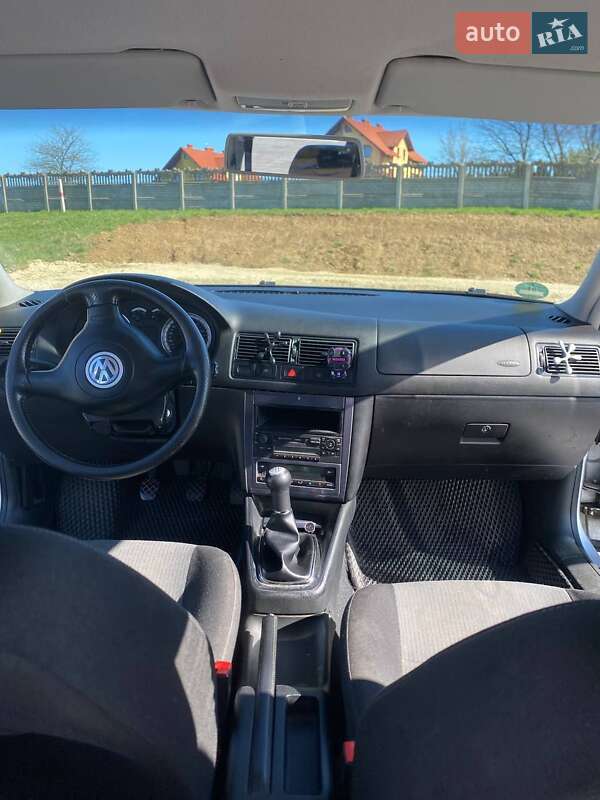 Хетчбек Volkswagen Golf 2003 в Мостиській