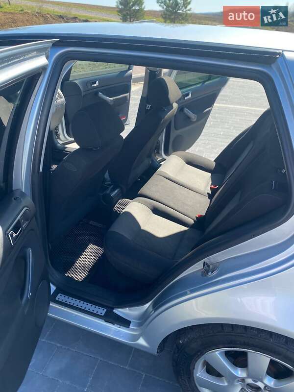 Хетчбек Volkswagen Golf 2003 в Мостиській