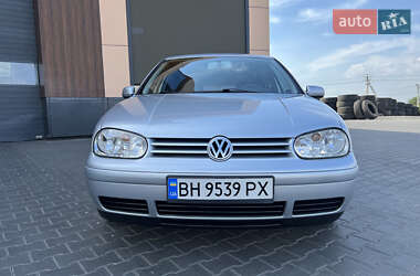 Хэтчбек Volkswagen Golf 2001 в 
