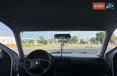 Хэтчбек Volkswagen Golf 2001 в 