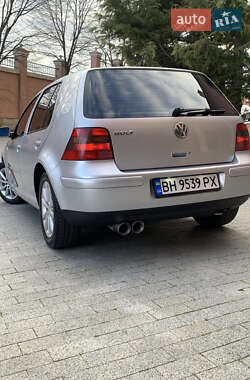 Хэтчбек Volkswagen Golf 2001 в 