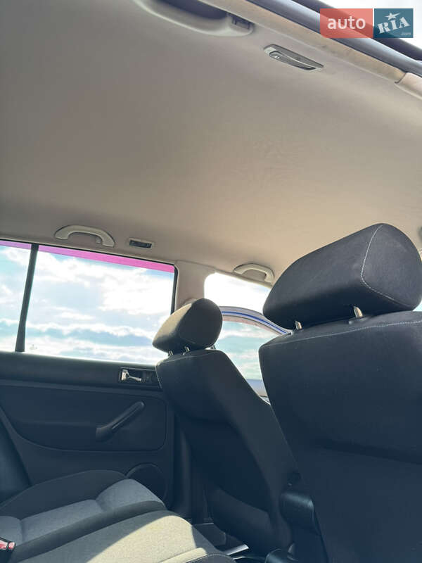 Хэтчбек Volkswagen Golf 2003 в Богодухове