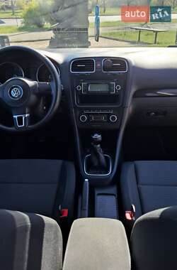 Хэтчбек Volkswagen Golf 2010 в 