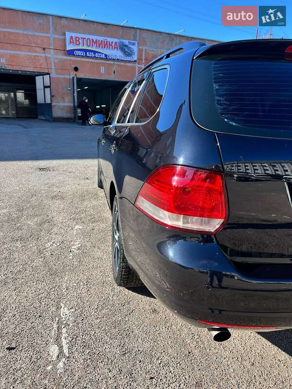 Универсал Volkswagen Golf 2011 в Чернигове