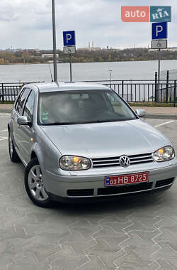 Хэтчбек Volkswagen Golf 2003 в 